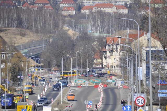 Od poniedziałku, 21.03.2022 duże zmiany w organizacji ruchu w Śródmieściu Wałbrzycha. Zobaczcie aktualne zdjęcia z budowy obwodnicy Wałbrzycha