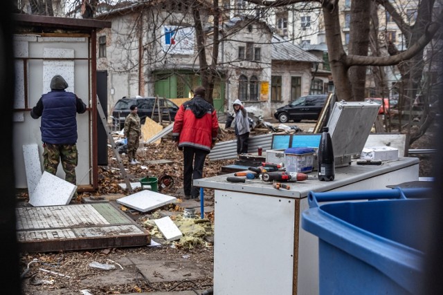 Trwa demontaż pawilonów handlowych oddzielających Kossakówkę od alei Krasińskiego