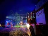 Pożar w Komorowie w gminie Bartniczka. Na miejscu osiem zastępów straży pożarnej!