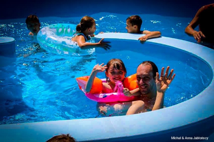 Na bezpłatny basen letni w Nowej Rudzie chętnie jeżdżą w...