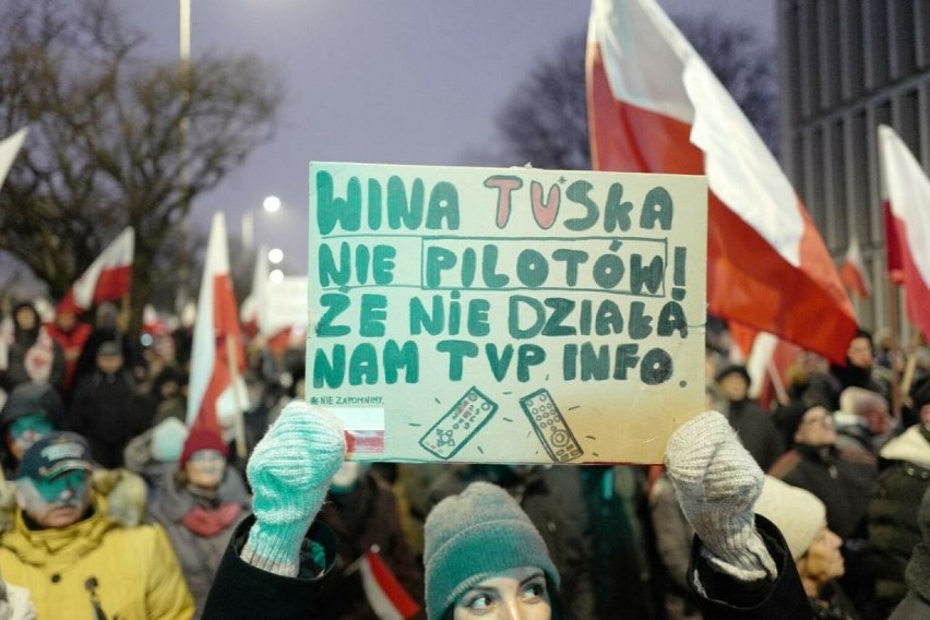 Protest Wolnych Polaków pod Sejmem. Na miejscu są setki osób...