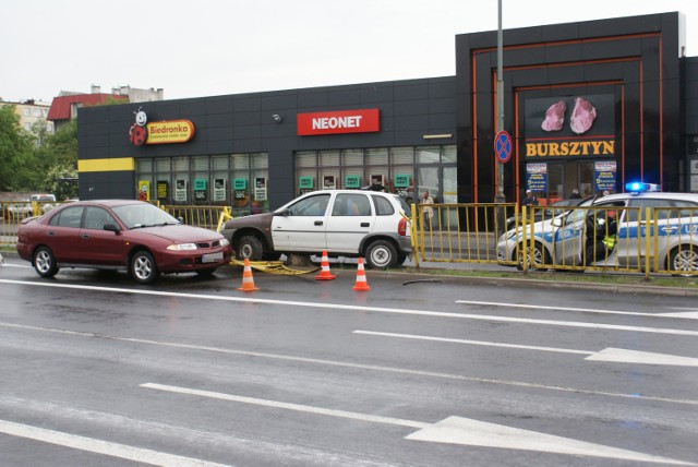 Na alei Wojska Polskiego w Kaliszu opel corsa wjechał w barierki ochronne