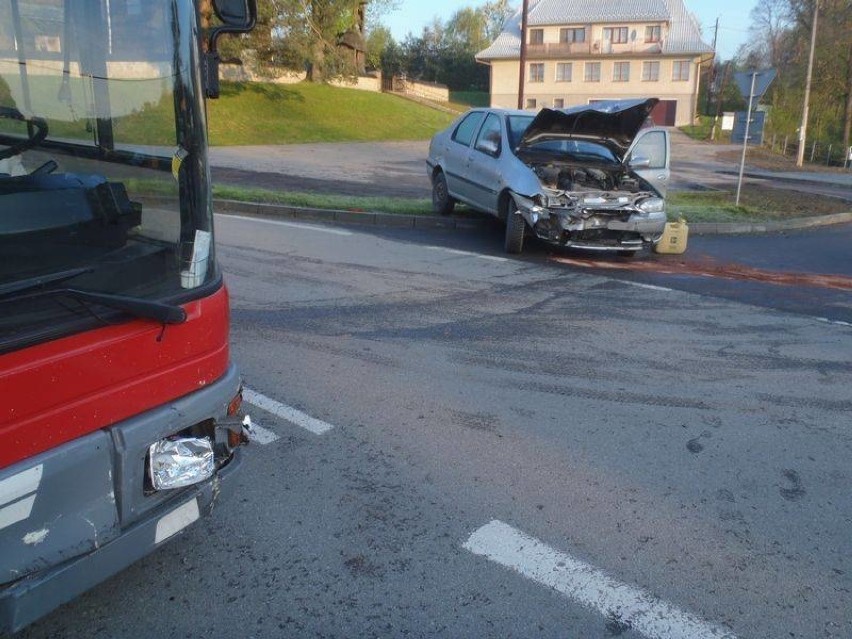 Zderzenie autobusu z osobówką [ZDJĘCIA]