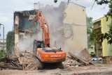 Trwa wyburzanie starej kamienicy w centrum Radomia. Ekipa budowlana pracuje na miejscu. Zobacz zdjęcia