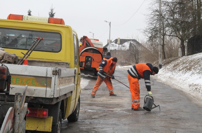 Na dworze śnieg i mróz, a drogowcy łatają dziury. Czy tak można?  (ZDJĘCIA)