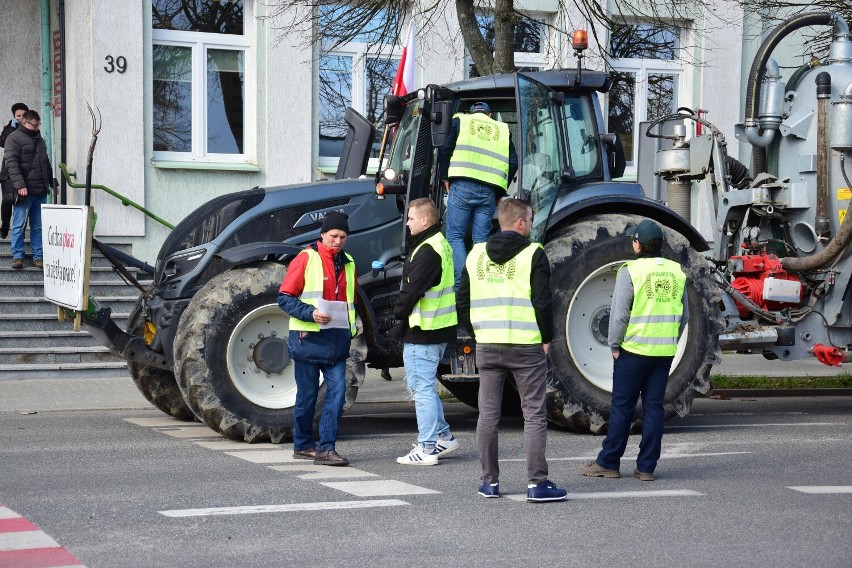 Protest rolników przed urzędem w Żninie. W środę, 20 marca...