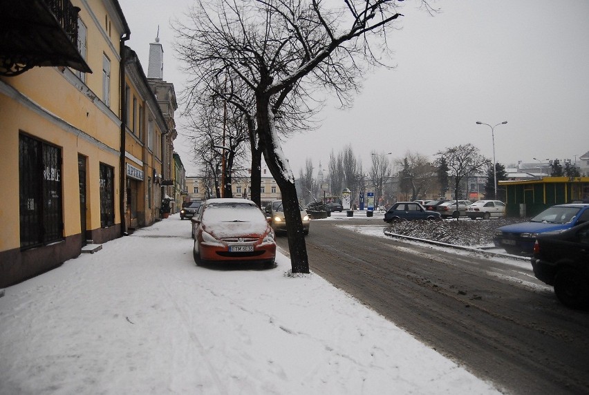 Tomaszowskie ulice znów zasypane śniegiem, jest ślisko i niebezpiecznie