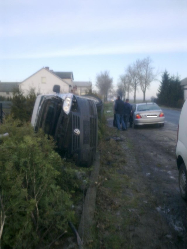 Dzisiaj rano (12.02.) brodnicki dyżurny otrzymał zgłoszenie o zdarzeniu drogowym,do którego doszło w miejscowości Gortatowo.

Kierująca volkswagenem kobieta wpadła w poślizg i wywróciła pojazd.