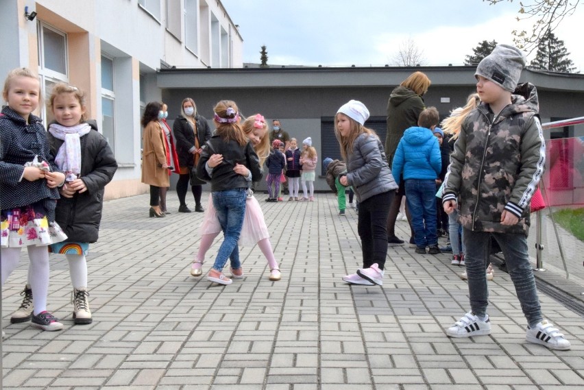 W Kielcach przedszkolaki sadziły kwiaty razem z wicemarszałek województwa Renatą Janik (ZDJĘCIA, WIDEO)