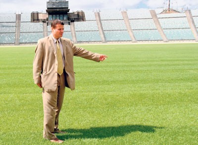 Dyrektor Stadionu Śląskiego Marek Szczerbowski pokazuje nową chorzowską murawę