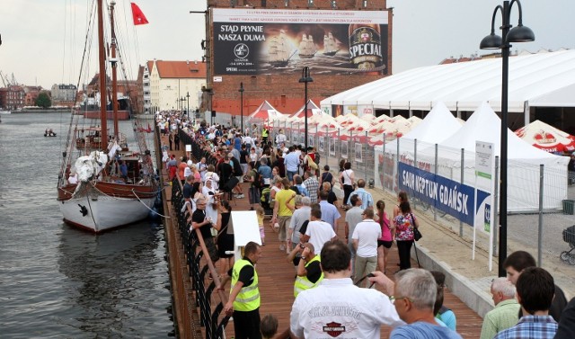 Mimo, że od modernizacji nabrzeży Wyspy Spichrzów minęły tylko dwa lata, wykonana z drewna dębowego promenada wymaga coraz częstszych napraw.