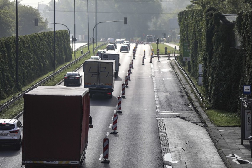 Uwaga kierowcy! Na ulicy Opolskiej w Krakowie tworzą się wielkie korki. Taka sytuacja będzie długo trwać