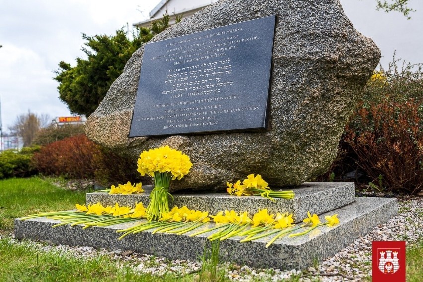 W Zgierzu upamiętniono ofiary Holocaustu. Przy "Kamieniu Pamięci" złożono symboliczne żonkile
