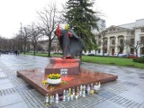 Skandal w Łodzi! Pomnik świętego papieża Jana Pawła II oblany czerwoną farbą! ZDJĘCIA