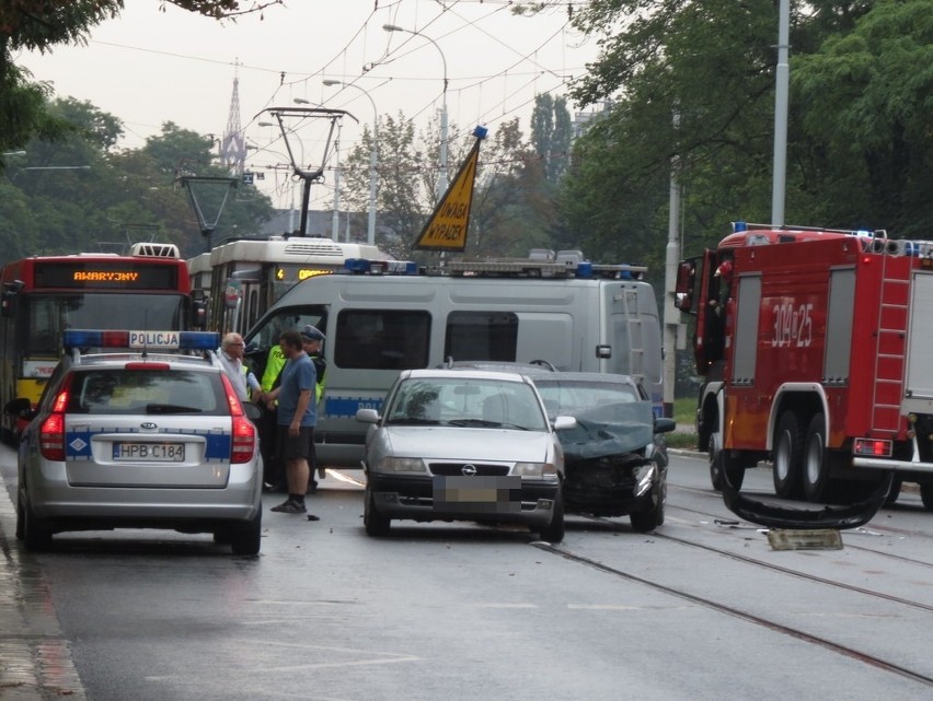 Wrocław: Zderzenie pięciu samochodów na Grabiszyńskiej (ZDJĘCIA)