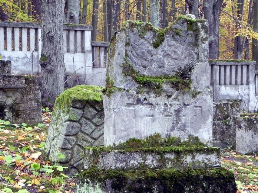 Cmentarz był czynny do 1939 roku, lecz formalnie zamknięty...