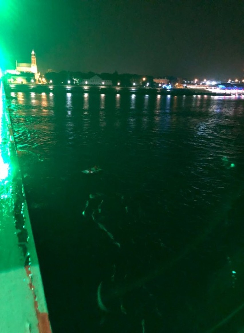 Łódka z wędkarzami wywróciła się pod mostem we Włocławku [zdjęcia]