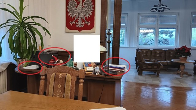 Pod białym kwadratem, przy biurku w gabinecie prezydenta Inowrocławia, gość „komisarza”