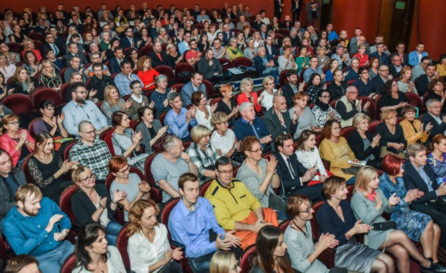 W Teatrze Polskim rozpoczął się Festiwal Prapremier. Tegoroczna edycja imprezy potrwa do 22 października. 

Zobaczymy 11 spektakli. Ta edycja festiwalu jest pierwszą pod rządami nowego dyrektora Teatru Polskiego, Łukasza Gajdzisa. Początkowo, w związku z brakiem dotacji z ministerstwa kultury, Prapremiery miały się w ogóle nie odbyć. Gajdzis jednak zdecydował inaczej. 

- Nie wyobrażam sobie, żeby taką markę, jaką jest Festiwal Prapremier można było tak po prostu odwołać - mówił niedawno. 

Pierwszego wieczoru obejrzeliśmy „Herosów transformacji. Nacjopolis” Pożaru w Burdelu. Cały program na: festiwalprapremier.pl


Pospieszny do Kultury

