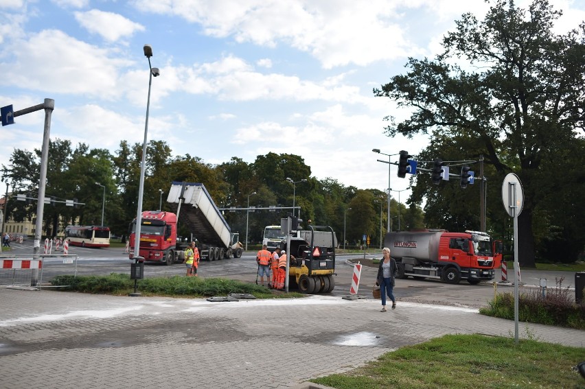 Kładą już asfalt na skrzyżowaniu Korcza - Jana Pawła II. Od przyszłego tygodnia zamkną drugi pas [ZDJĘCIA]