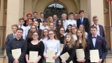 Burmistrz Brodnicy wręczył stypendia wyróżniającym się uczniom