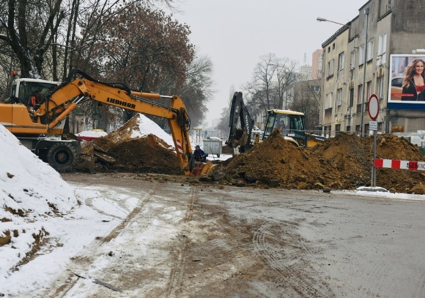 Trwają prace przy przebudowie ulicy Dąbrowskiego. Prowadzona...