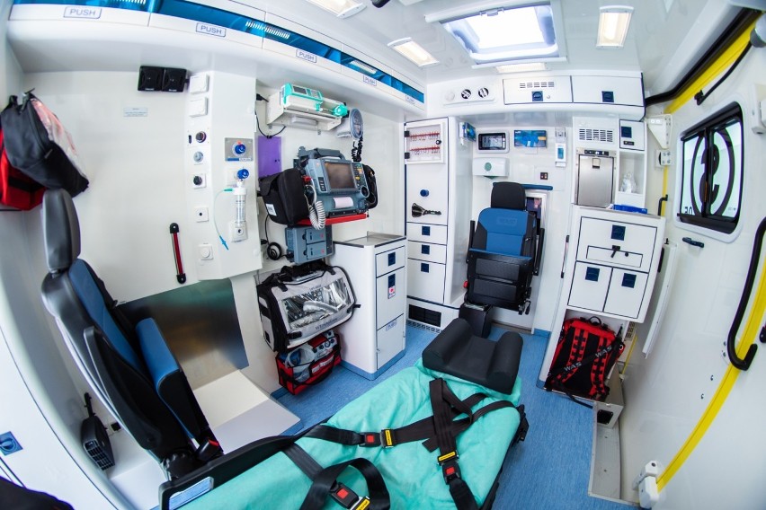 W wyposażeniu ambulansu znajdują się nosze firmy STRYKER z...