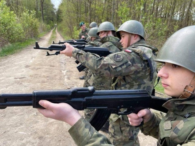 8 maja na terenie golejowskich lasów odbyło się  zaległe szkolenie taktyczne staszowskiego Związku Strzeleckiego. Z uwagi na obostrzenia szkolenia były podzielone na drużyny. W tym przypadku szkoliła się 2 Drużyna 1 Plutonu, którą dowodzi starszy strzelec Związków Strzeleckich Przemysław Twaróg.

Strzelcy doskonalili umiejętności z postawami strzeleckimi, sygnałami taktycznymi, poruszaniem się na polu walki, sposobami czołgania, transportu skrzyni z amunicją oraz poznali podstawowe tajniki SERE czyli orientowania się w terenie oraz rozpalenie ogniska. Na koniec, kiedy każdy rozpalił już ognisko urządzono mini wojskowy piknik.

Szkolenie nadzorował Zastępca Komendanta Oddziału Staszów - podchorąży Związków Strzeleckich Piotr Korytnicki, a prowadził je Szef Wydziału Szkolenia Oddziału Staszów - sierżant Związków Strzeleckich Paweł Wyka.

Zobaczcie zdjęcia ze szkolenia>>>