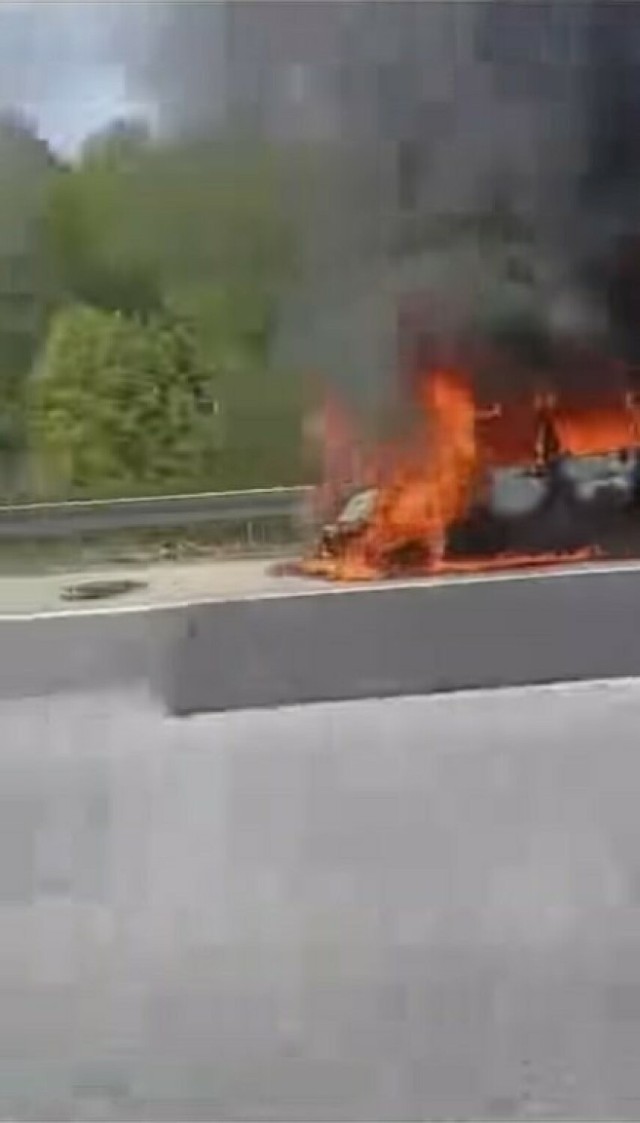 Wczesnym popołudniem 29 kwietnia, policja autostradowa z Gliwic otrzymała zgłoszenie o palącym się samochodzie na autostradzie A1. Osobowe suzuki płonęło na poboczu trasy, w kierunku Gorzyczek.