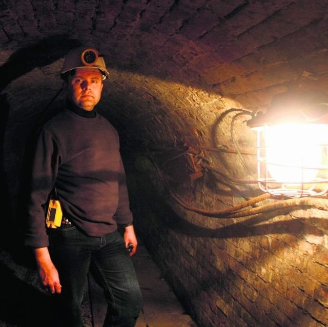 Sebastian Kosakowski, kustosz muzeum, zaprasza do zwiedzania górniczej sztolni