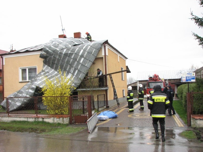Silny wiatr uszkodził znaczną część dachu budynku...