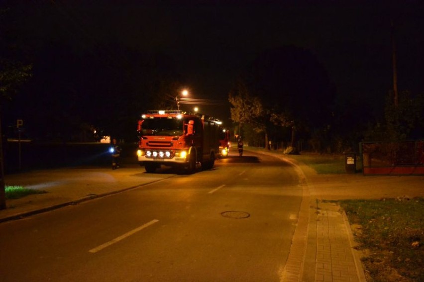 Ćwiczenia OSP w Lędzinach: Strażacy naprowadzali nocą helikopter na lądowisko