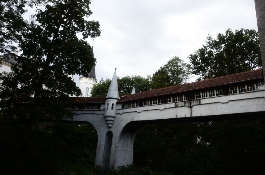Przerzucony nad Białą Lądecką "kryty most" łączył niegdyś...