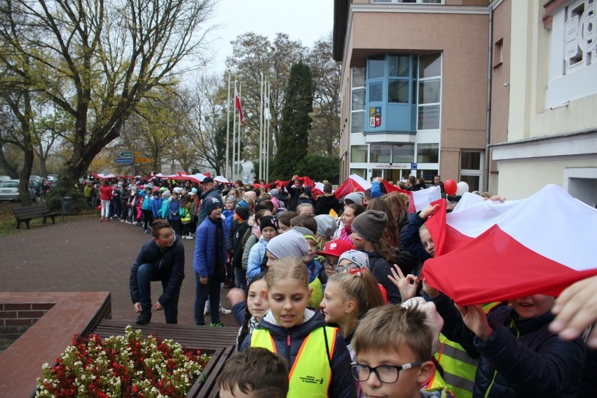 Uczniowie szkoły podstawowej nr 2 w Wągrowcu przemaszerowali ulicami miasta z ogromną flagą i pobiegli dla Niepodległej 