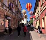 Kolorowe balony będą zdobiły ulicę Wróblewskiego. Są symbolem Leszna - mówi dekorator  