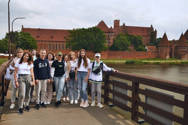 Grupa uczniów z Polskiej Szkoły Mniejszości Narodowej ze Stryja od Malborka rozpoczęła wakacyjną podróż po Pomorzu.