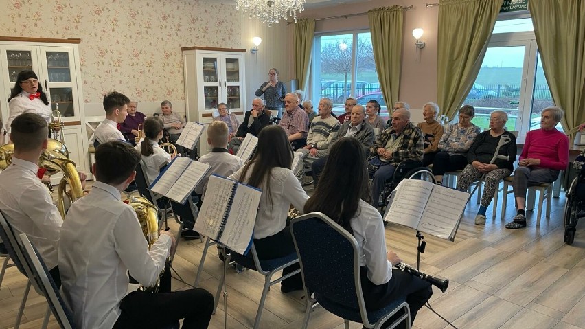 Czarnożylska Orkiestra Dęta zagrała w Domu Seniora w Wieluniu
