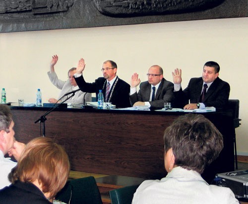 Tadeusz Kaczmarek (drugi od lewej) zamierza szybko zmienić wadliwą uchwałę .
