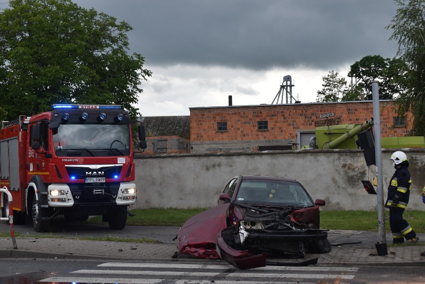 Na krajowej 12 w miejscowości Kuchary samochód osobowy zderzył się z ciężarowym