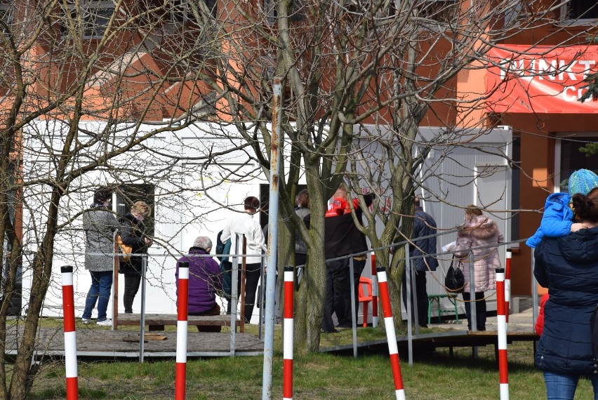 Szpital w Kaliszu. Kolejka do punktu pobierania wymazów na...