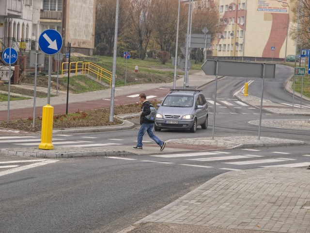 Rodzice twierdzą, że wysepka przy nowym rondzie jest za wąska