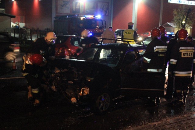 Około godziny 17 na ul. Rampa Brzeska zderzyły się dwa samochody osobowe. Jedna osoba została przewieziona do szpitala. Chełmska policja ustala jak doszło do tego zderzenia.