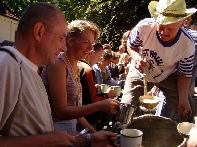 W pierwszych dniach pielgrzymowania pątnicy z Tarnowa, poza darmowym chlebem i herbatą, mogą liczyć również na kompot, gorące zupy i ciasta, którymi z serca częstują ich mieszkańcy miejscowości, przez które idzie PPT. Pielgrzymi chętnie po nie sięgają