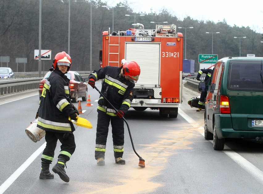 Wypadek motocyklisty na skrzyżowaniu Sulejowskiej i Kleszcz...