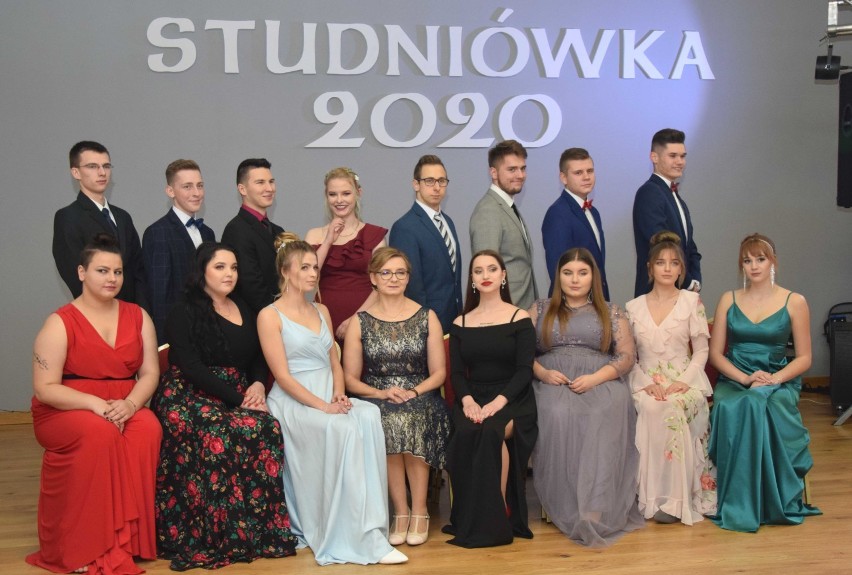 Malbork. Studniówka 2020 w ZSP 3 Malbork [ZDJĘCIA cz. 2]. Pamiątkowe fotografie klasowe