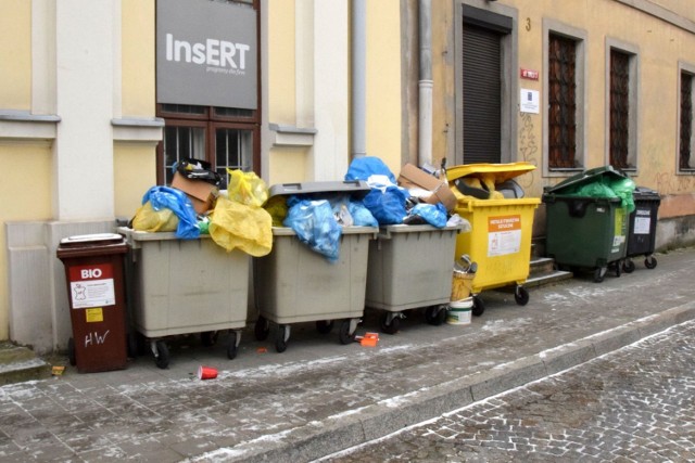 Na ulicy Orlej na chodniku od kilku tygodni stoją przepełnione pojemniki ze śmieciami.
