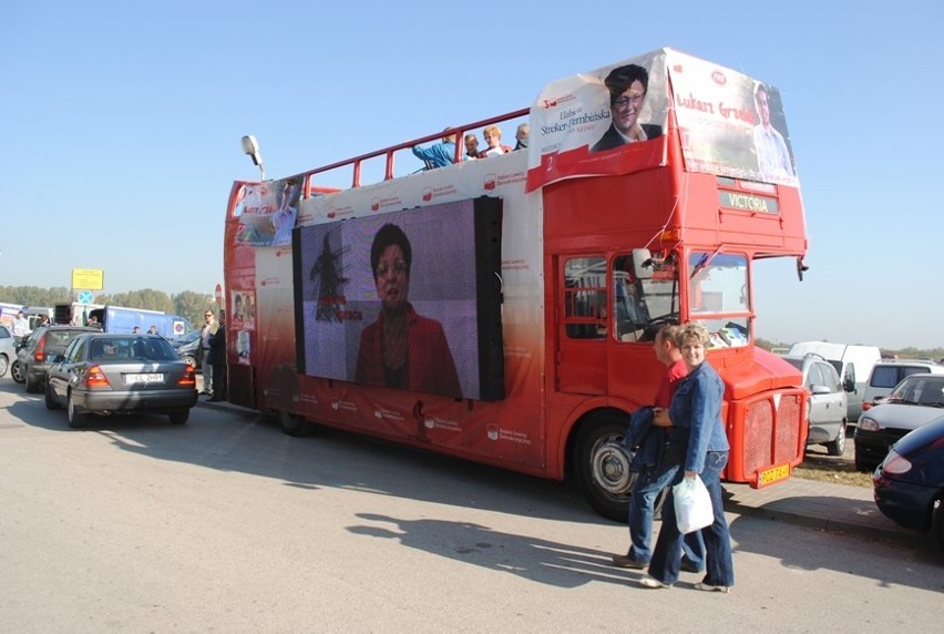 Czerwony autobus wozi kandydatów SLD