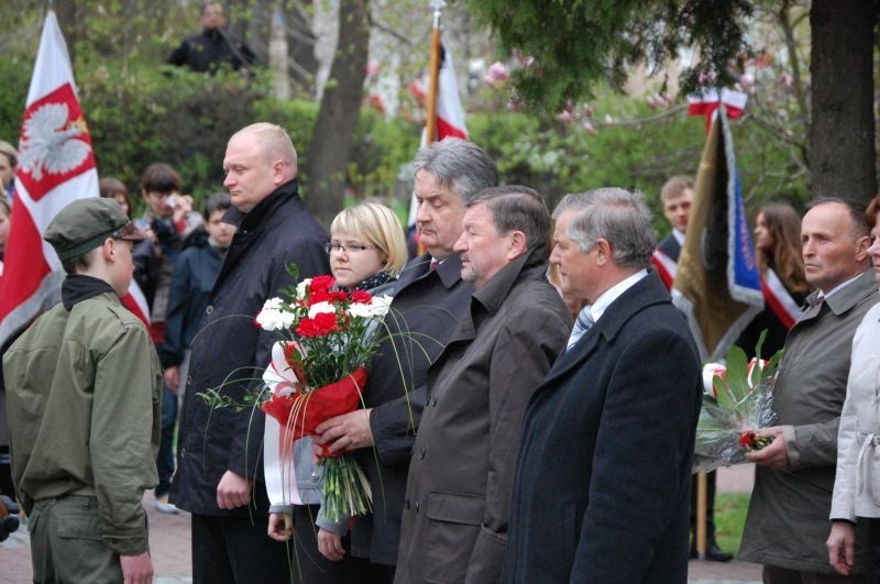 Kwidzyn: Przemarsz ulicami miasta i wspólne śpiewanie pieśni patriotycznych z okazji Święta 3 Maja