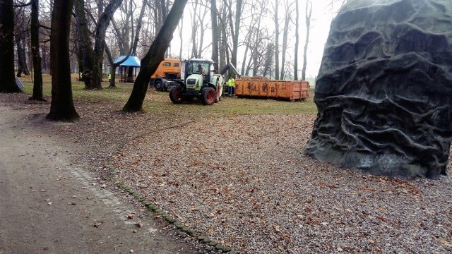 Ciężki sprzęt do porządkowania liści w Parku Nadodrzańskim w Opolu oraz pozostawione przez niego ślady