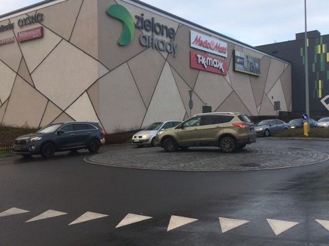 Ktoś zostawił samochód na samym rondzie przy galerii Zielone Arkady w Bydgoszczy.